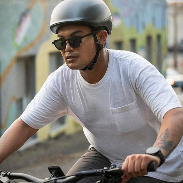 bike helmet man The Hudson Urban | Ebike rated A superhero needs to be ready for any situation Man wearing motorcycle helmet and